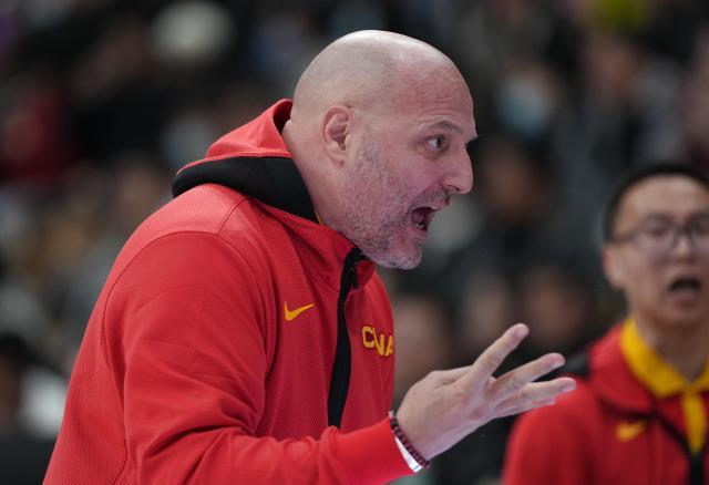 hth-【现场】乔帅频频扬起的双手 写满了面对强敌的无奈