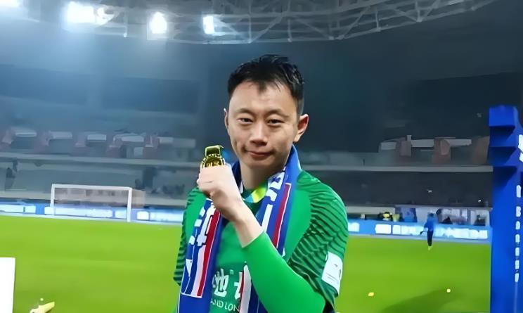 华体会-上港已在冬训前完成一笔续约!本土飞翼留队无悬念,值得期待