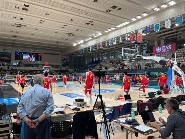 华体会网页登录-【现场】乔氏男篮焕然一新 李凯尔今夜正式亮相