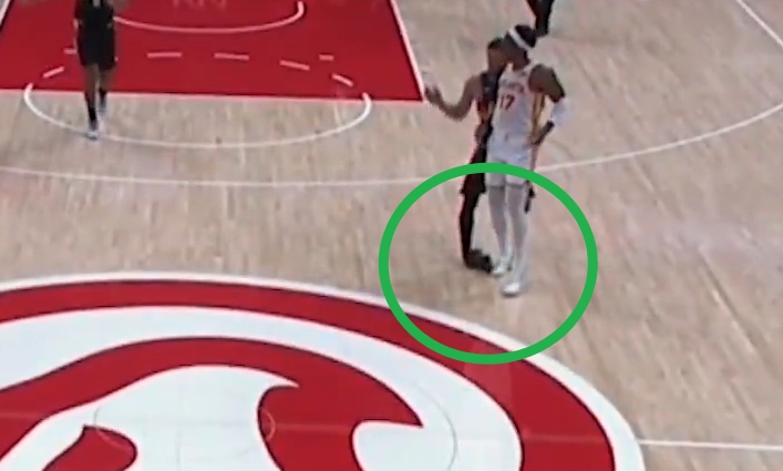 华体会hth体育-一场伤俩！布克右脚踝严重扭伤 被队友搀扶回了更衣室！